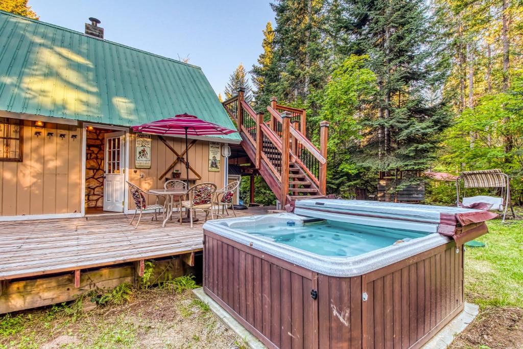 莱文沃思Whispering Pines的木甲板上带热水浴池的房子