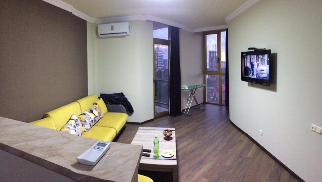 巴统Orbi Plaza Black Sea的客厅设有黄色沙发和电视