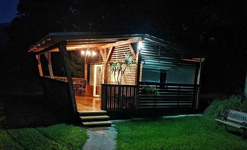 布莱德Samson mobile house的小屋在晚上设有甲板