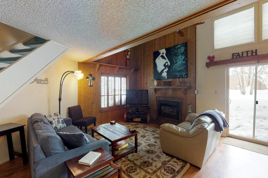 帕戈萨斯普林斯Pines 4013的带沙发和壁炉的客厅
