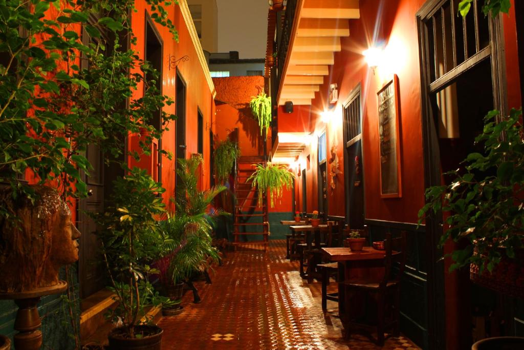 利马卡克拉多格疗养旅舍的餐馆里带桌子和盆栽的狭窄小巷