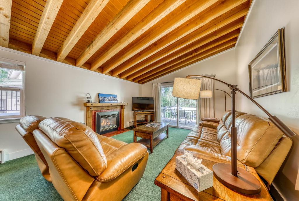 太阳谷Single Level Ranch Condo in Elkhorn的客厅配有皮革家具和壁炉