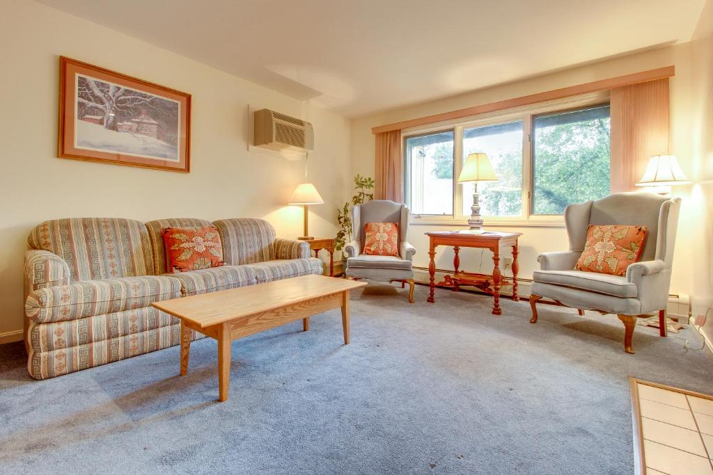 斯托Mountainside Resort: K105的客厅配有沙发、两把椅子和一张桌子
