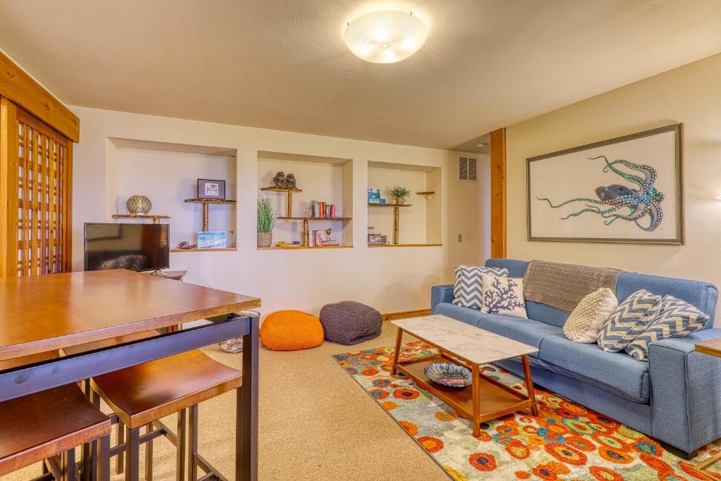 库珀维尔Octopus Den的客厅配有蓝色的沙发和桌子