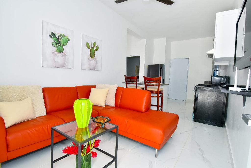 圣斐利-银港Rosil Place的客厅配有橙色沙发和桌子