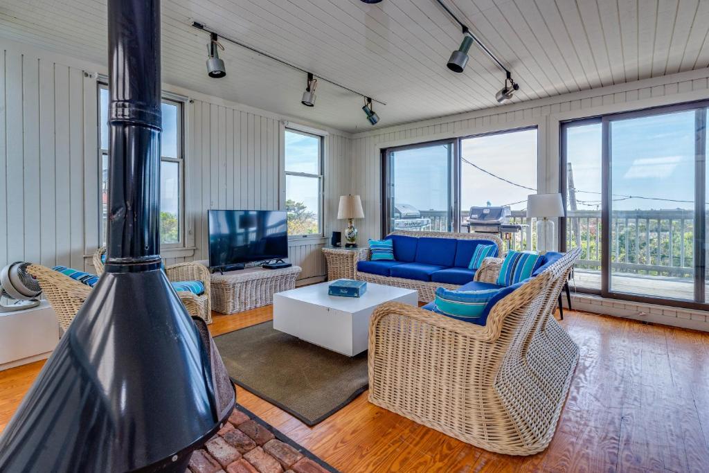 海洋海滩Robbins Rest Retreat的客厅配有蓝色的沙发和椅子