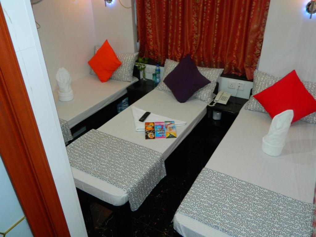 香港玛丽金旅舍的一间设有两张桌子和两张椅子的房间,配有枕头
