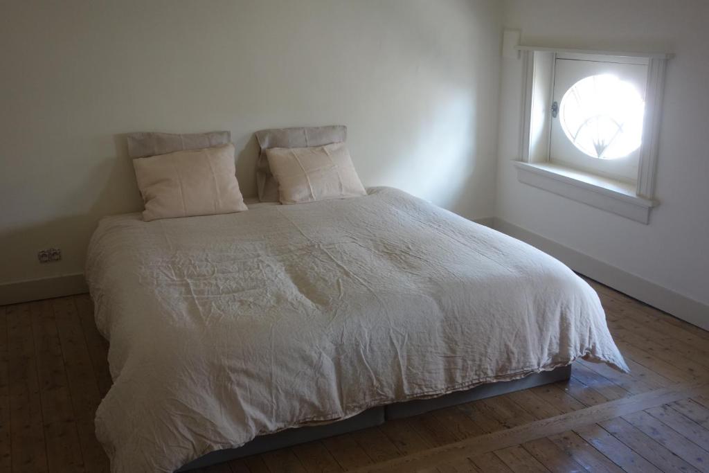 安特卫普Studio Minerva的卧室配有白色的床和窗户
