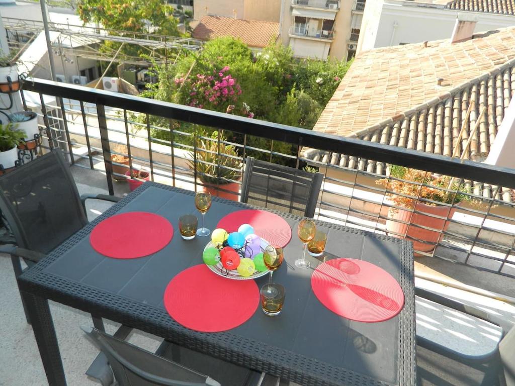 雅典So Athens - Charming 1BD flat, Large terrace, Acropolis view的阳台上的一张桌子和一碗糖果