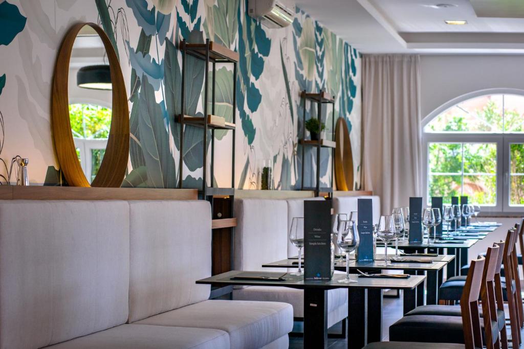 洛帕Luxury Suites Bellevue的餐厅的一排桌子,有镜子