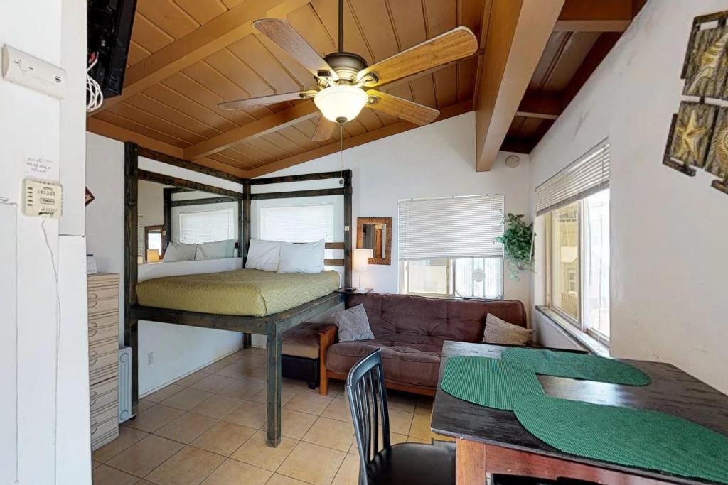 圣地亚哥甜美日落一室公寓的客厅配有床和沙发