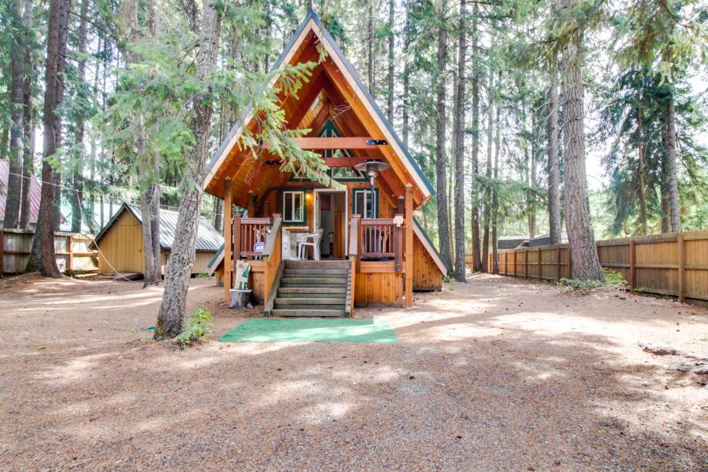 Cabin CreekCabin in the Woods的森林中间的小小木屋
