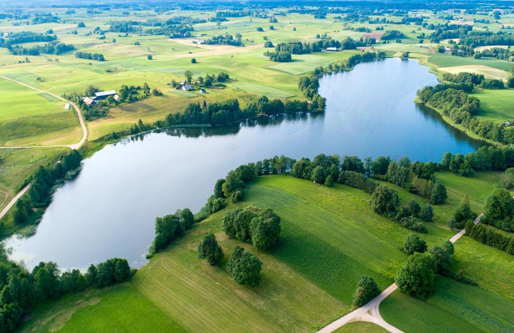 KaletnikMały Kaletnik的乡村湖泊的空中景致