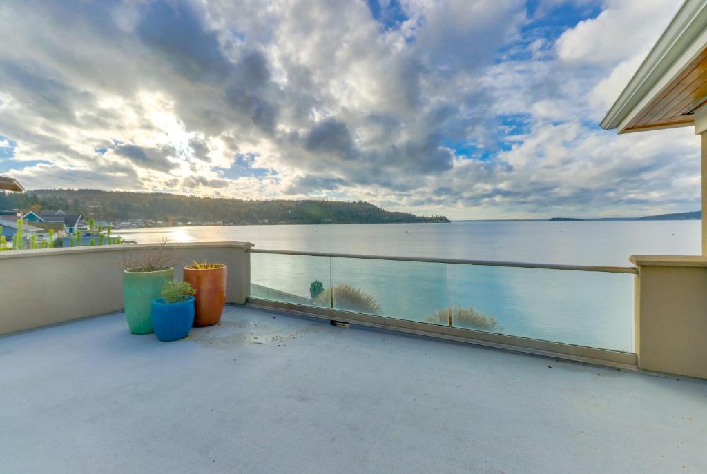 Lona BeachCamano Island Waterfront Modern Splendor的享有水景的阳台
