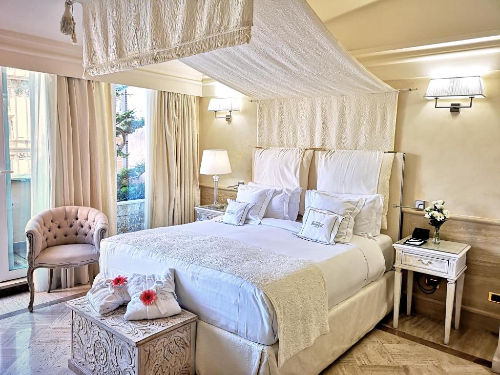 罗马巴洛克酒店的卧室配有白色大床和白色枕头