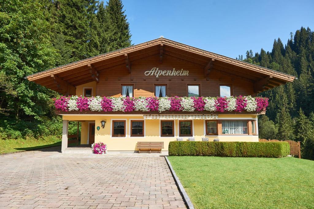 弗拉绍Haus Alpenheim的前方有鲜花的建筑