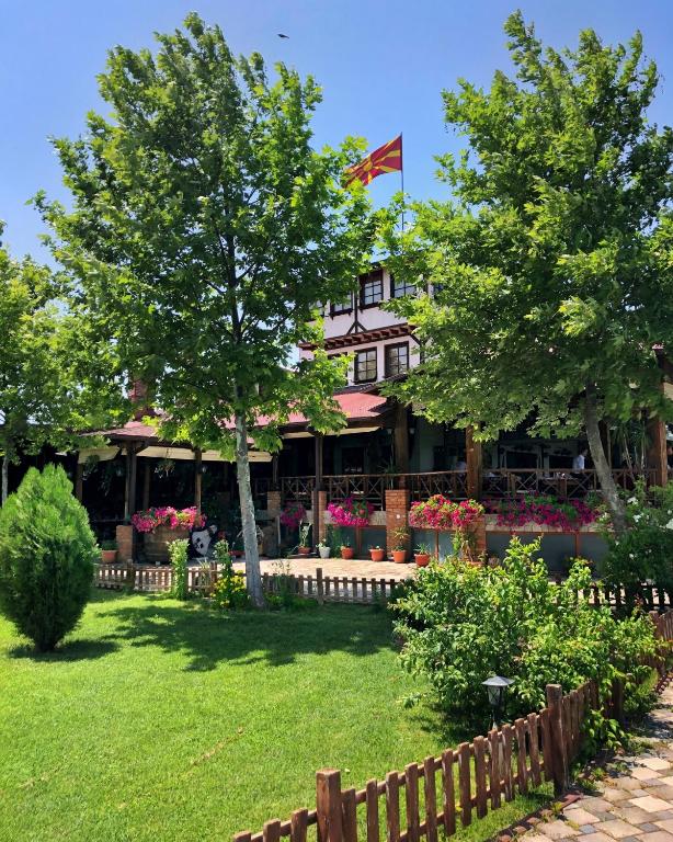 库马诺沃Hotel Etno Selo Timcevski的院子中带围栏和树木的房子
