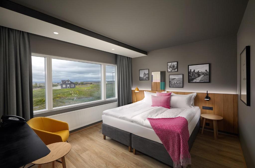 米湖Mývatn - Berjaya Iceland Hotels的一间卧室设有一张床和一个大窗户