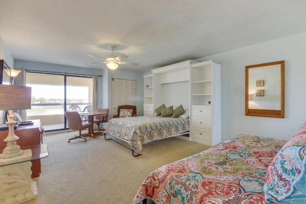 南帕诸岛Marina Retreat的一间卧室配有一张床、一张桌子和一张桌子