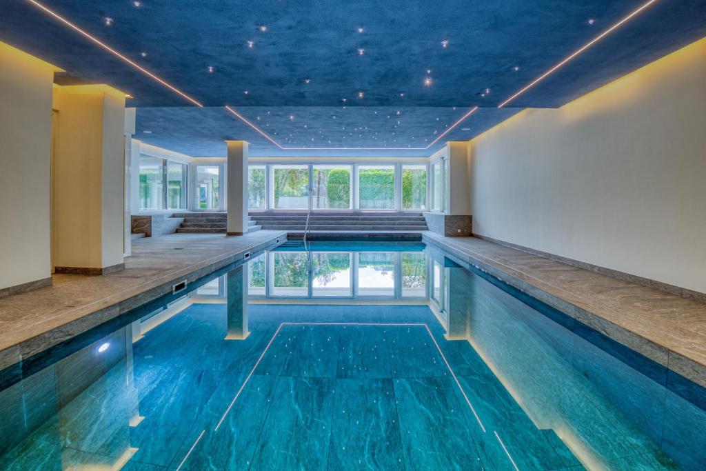 阿斯科纳Sasso Boretto, Luxury Holiday Apartments的一座拥有蓝色天花板的室内游泳池