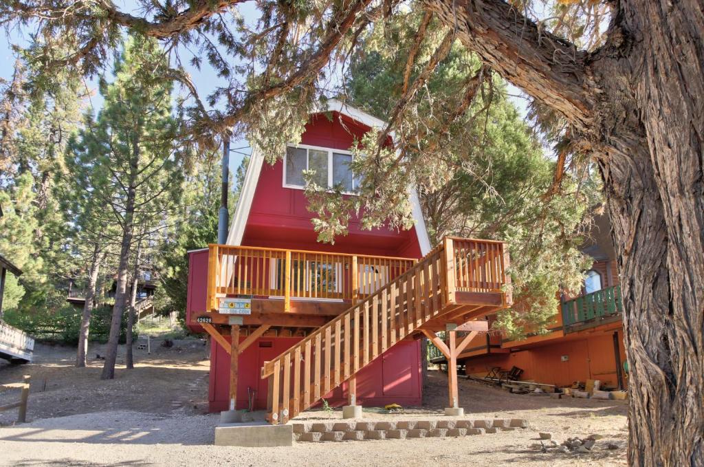 大熊湖Lazy Bear Barn的树前有木楼梯的红色房子