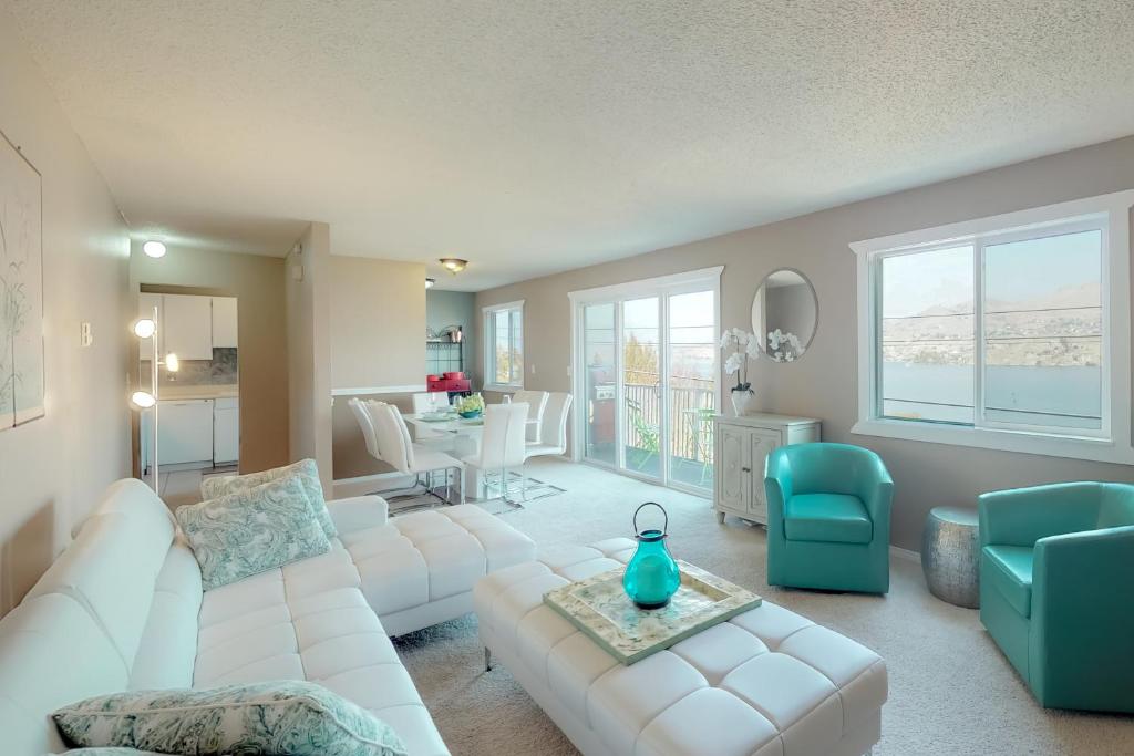LakesideHeavenly View的客厅配有白色沙发和蓝色椅子