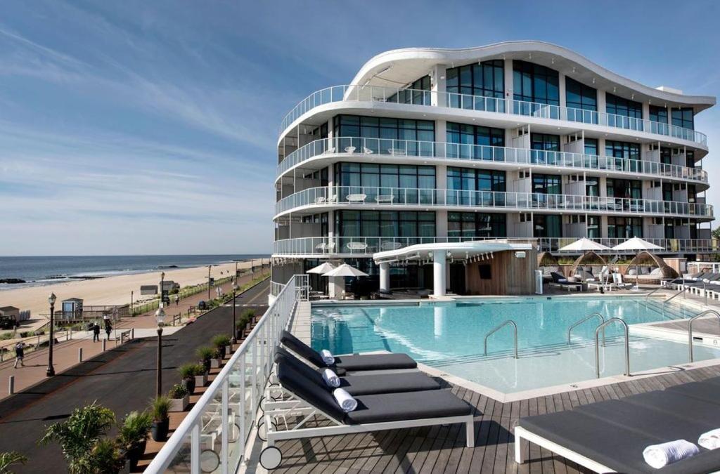 朗布兰奇Wave Resort的海滩旁的游泳池酒店
