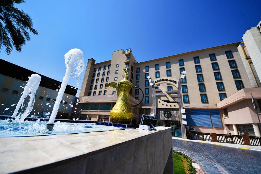 巴格达فندق بغداد Baghdad International Hotel的建筑物前的喷泉