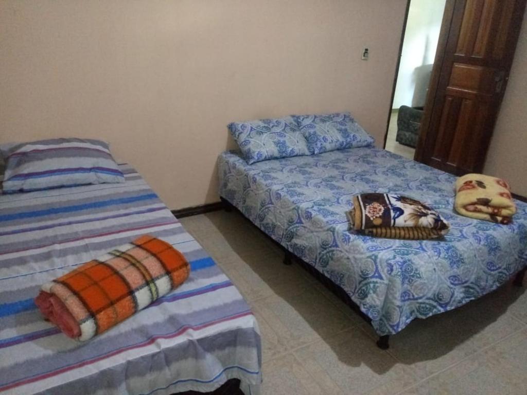 伊列乌斯Sitio Santo Antonio HOSTEL的一间卧室配有两张床,床上有一张照片