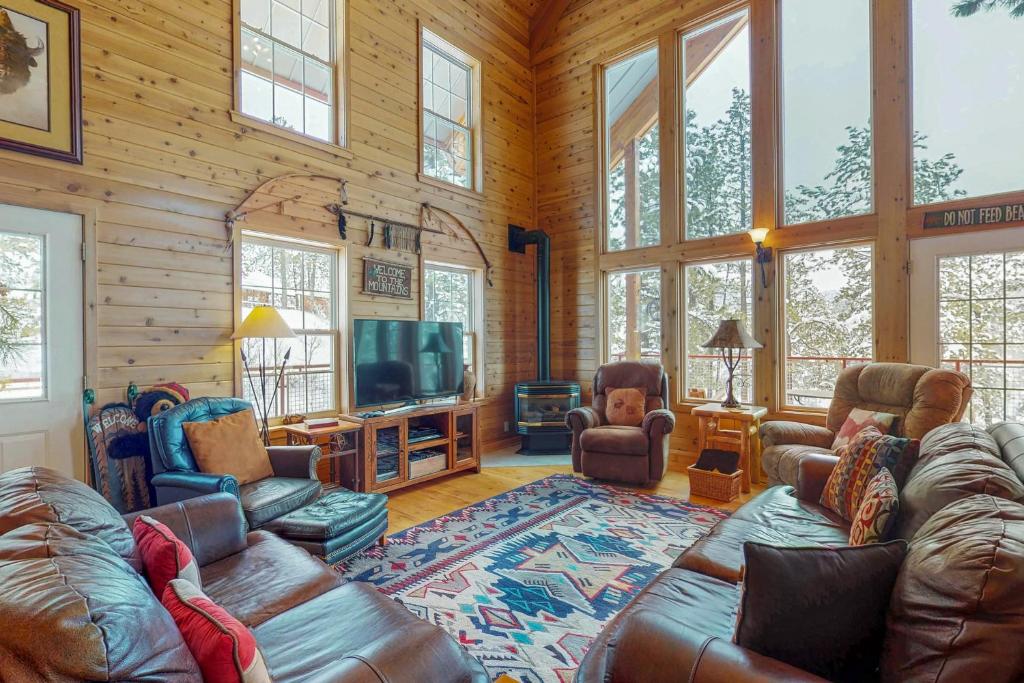 帕戈萨斯普林斯Red Top Lodge的小屋内的客厅配有沙发和电视