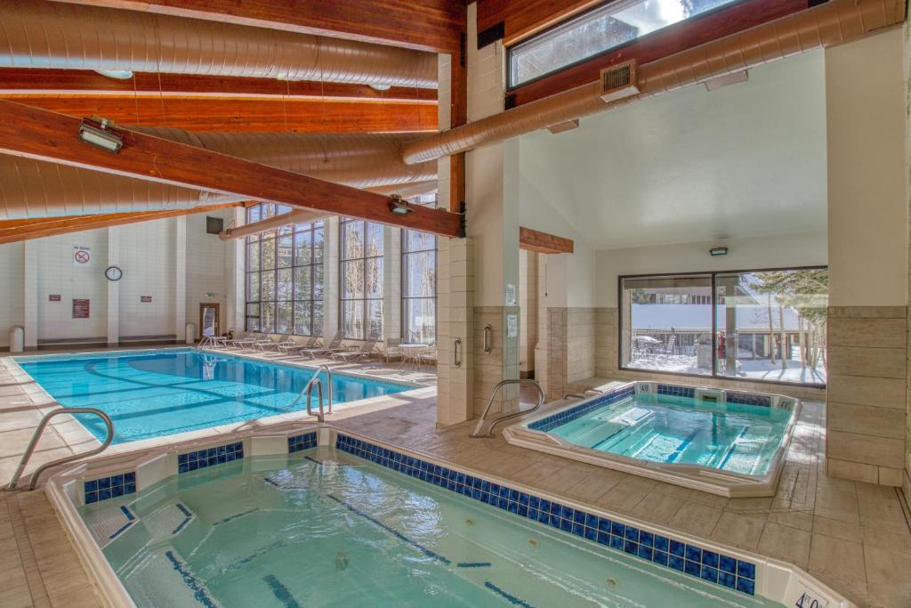 基斯通The Pines Condos的大型室内游泳池,设有大窗户