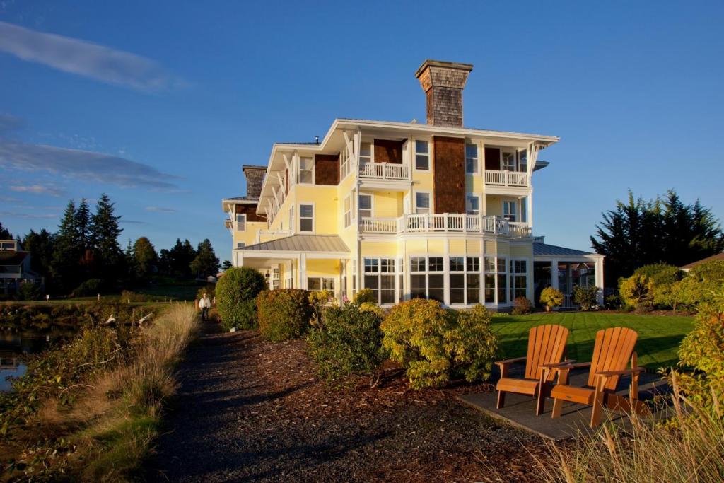 Port LudlowResort at Port Ludlow的前面有两把椅子的大白色房子