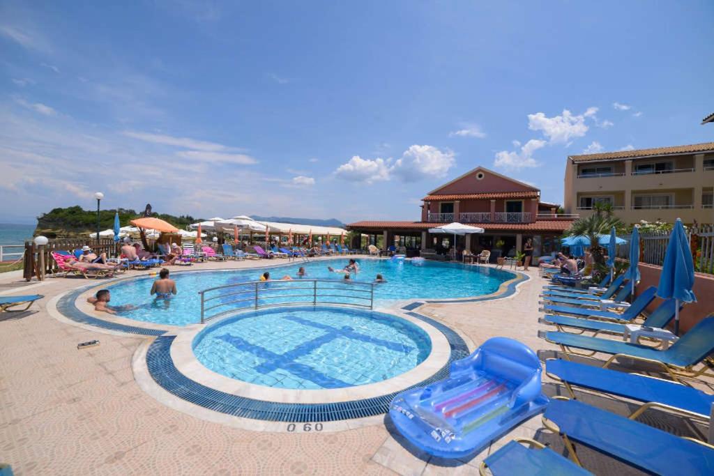 斯达林Socrates Hotel的一座带椅子的游泳池,位于度假村内