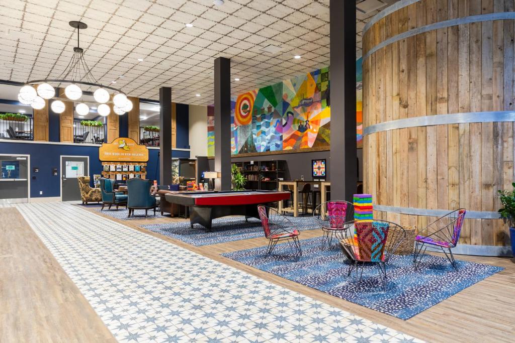 新奥尔良HI New Orleans Hostel的大堂设有色彩缤纷的椅子和台球桌