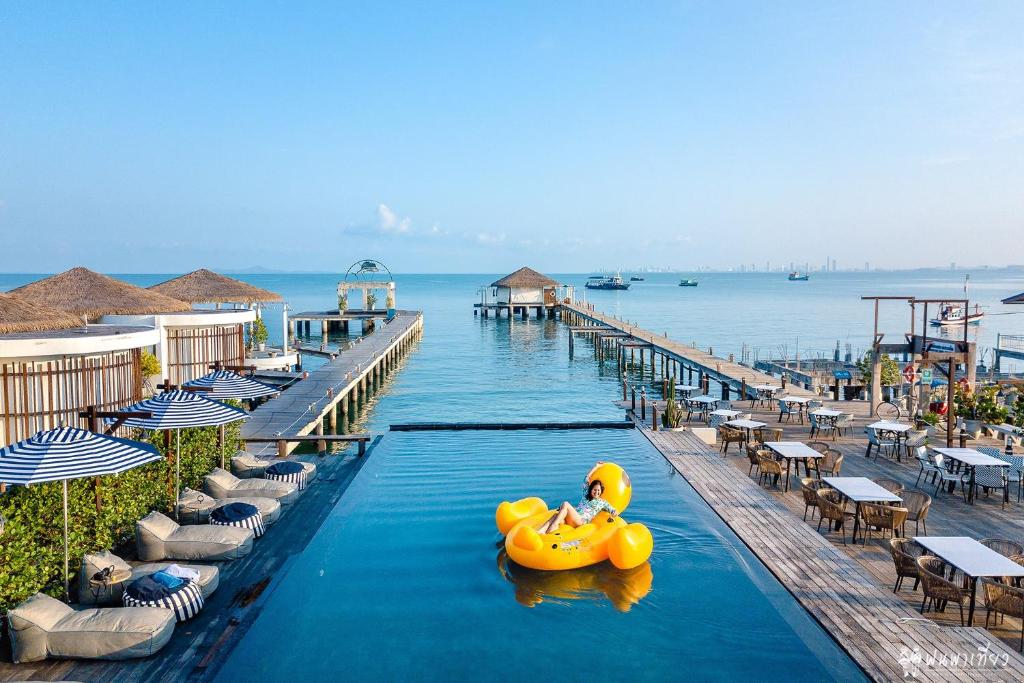 邦萨雷芭堤雅邦萨拉酒店的码头旁的游泳池里的一个黄色橡木筏