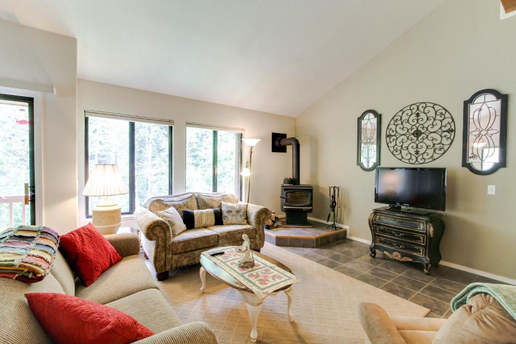麦考尔Aspen Village Condo #H-39的带沙发和电视的客厅