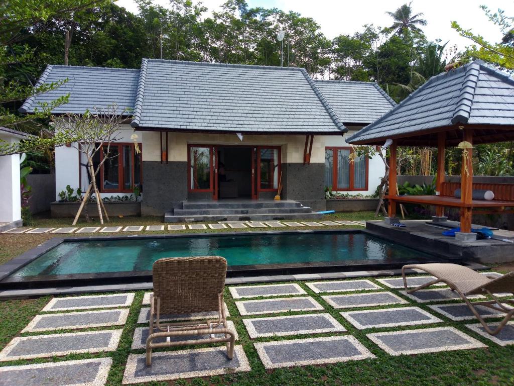 BringkitTiTi Villa的庭院中带游泳池的房子