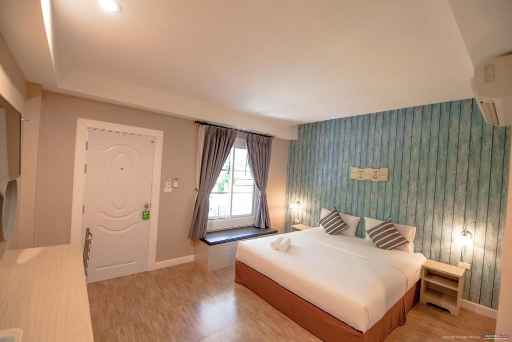 色军Color Ville Hotel SHA Certified的酒店客房设有床和窗户。