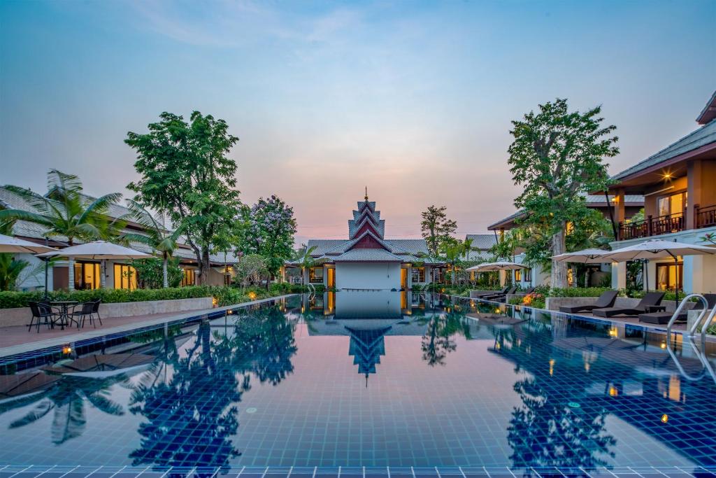 清迈Lanna Art Deer Resort Chiang Mai的享有度假村游泳池的景致