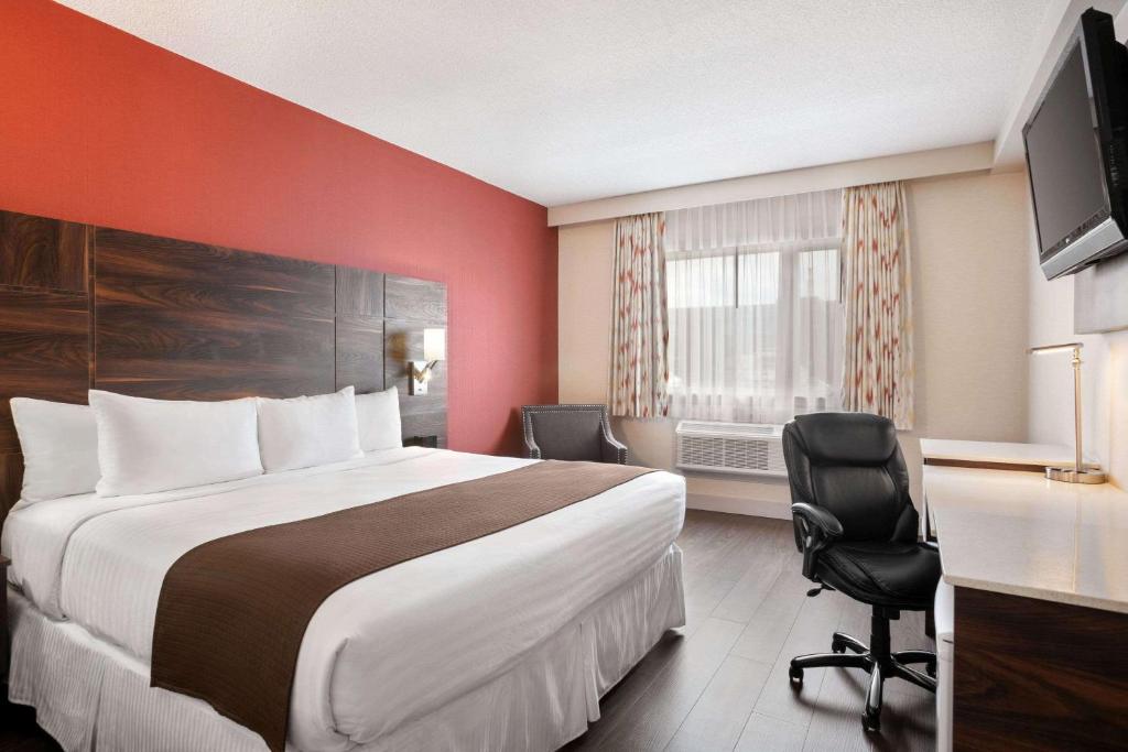 梅迪辛哈特梅迪辛哈特贝蒙特旅馆套房酒店的酒店客房设有一张大床和一张书桌。