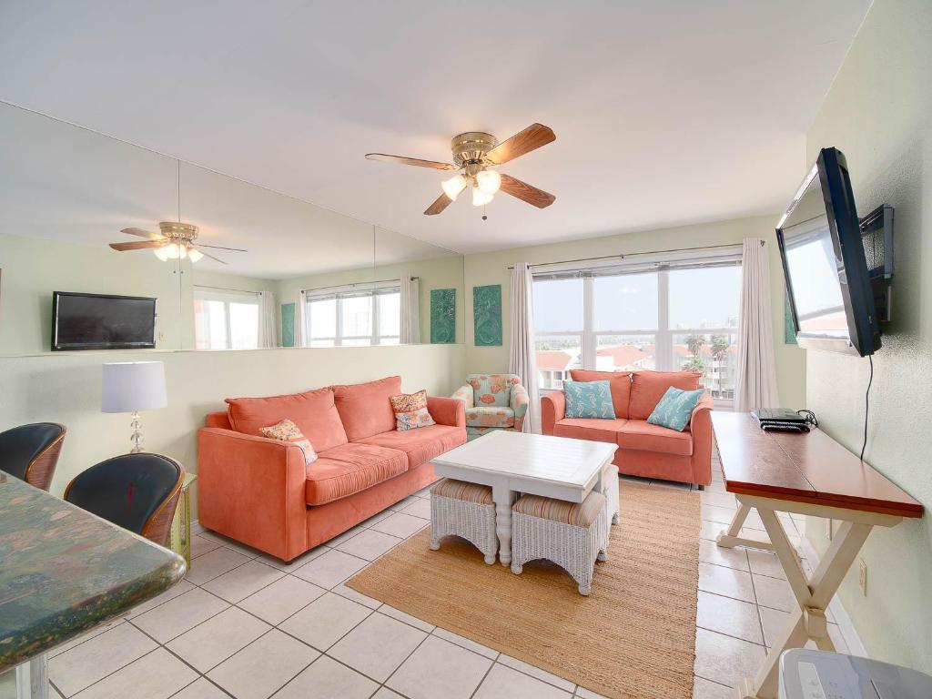 南帕诸岛Relaxing Condo, Great Location, 3 Minute Walk To The Beach Condo的客厅配有橙色家具和平面电视。