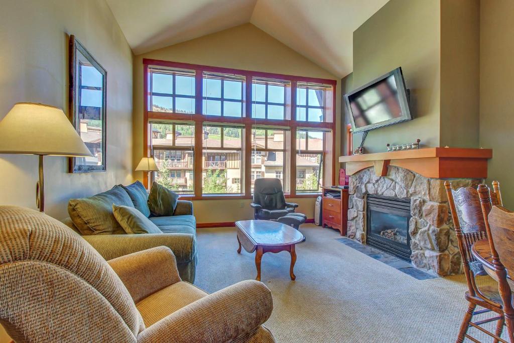 索利图德Eagle Springs East 315: Osprey Suite的带沙发和壁炉的客厅