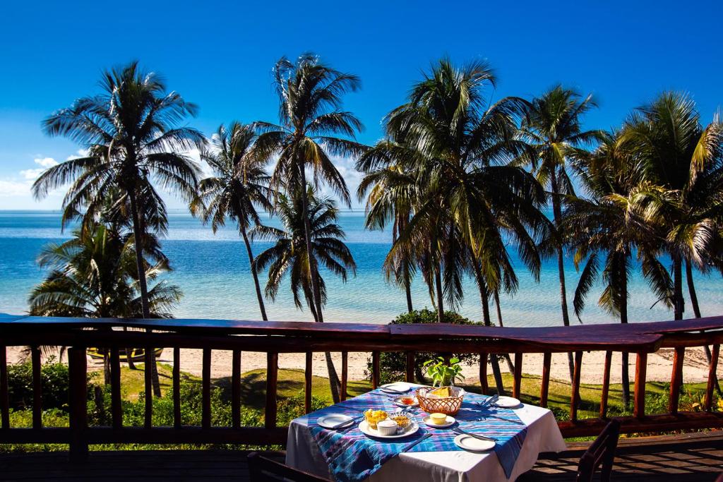 维兰库卢什群岛度假酒店的海滩景阳台桌子