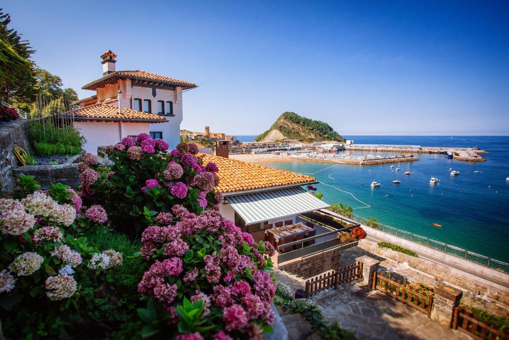 吉塔里亚VILLA EMBIL GETARIA的享有鲜花海港和建筑的景色