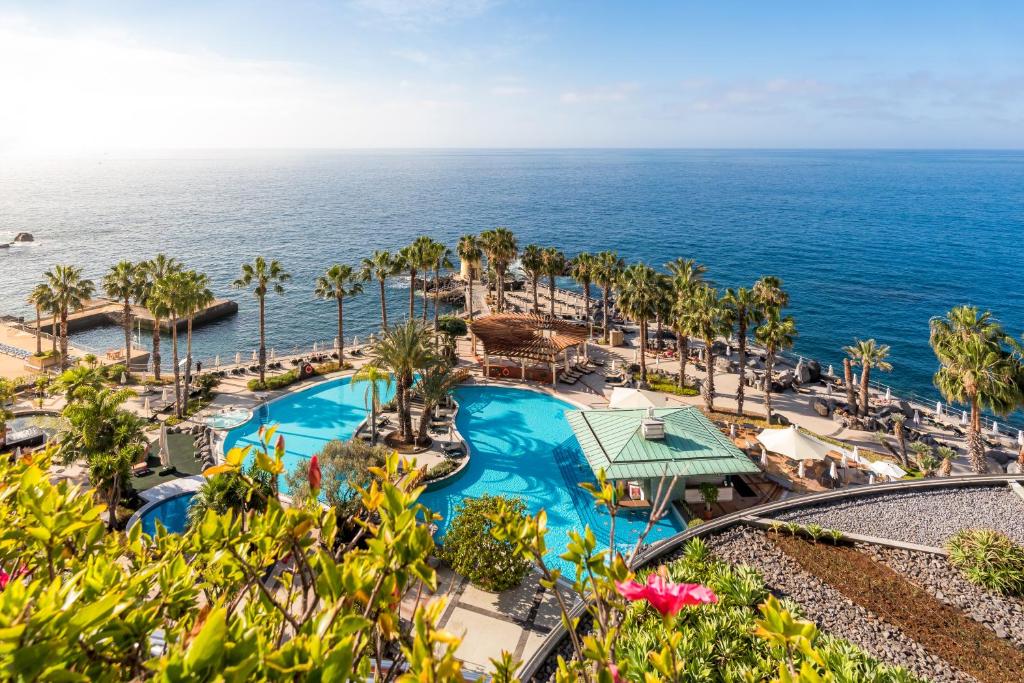 丰沙尔Royal Savoy - Ocean Resort - Savoy Signature的享有度假胜地的空中景致,以海洋为背景