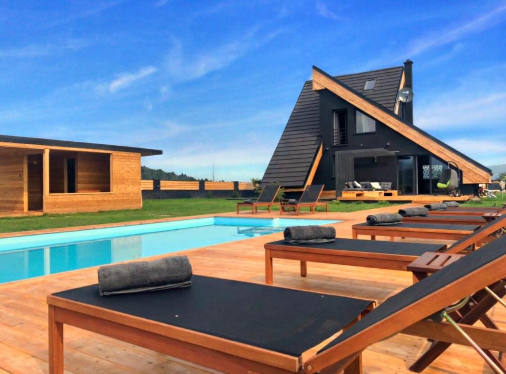 GomirjeZoe Luxury House的一座带游泳池和房子的别墅