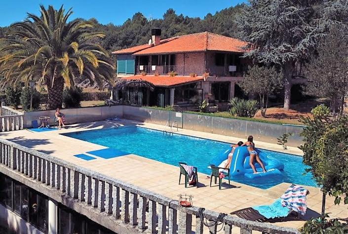 奥伦塞Aldea Figueiredo的一座房子前面滑梯上的双人游泳池