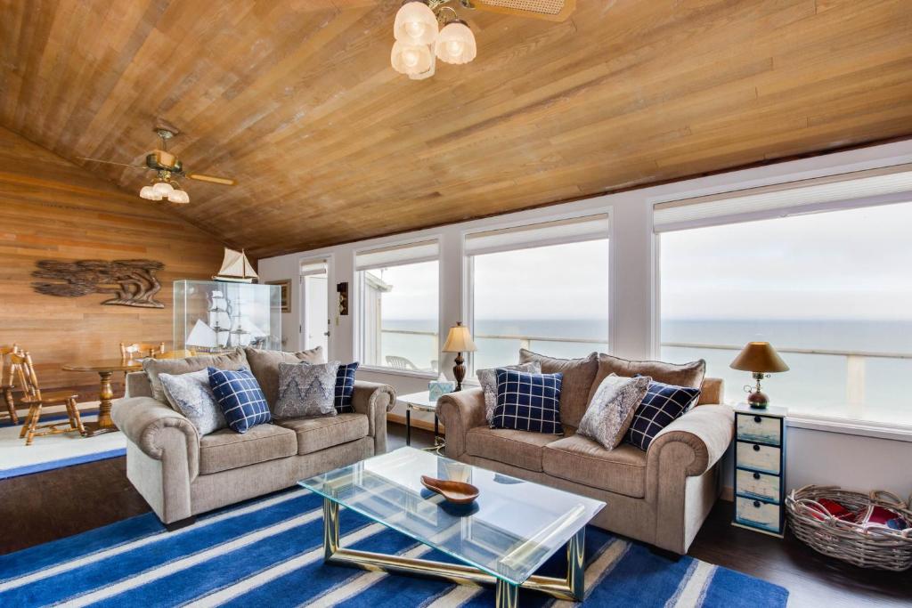 林肯海滩At The Seaside的客厅配有两张沙发和一张桌子