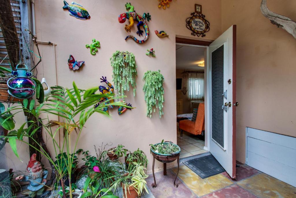 好莱坞Bella Vista Garden Studio的墙上有植物和蝴蝶的房间