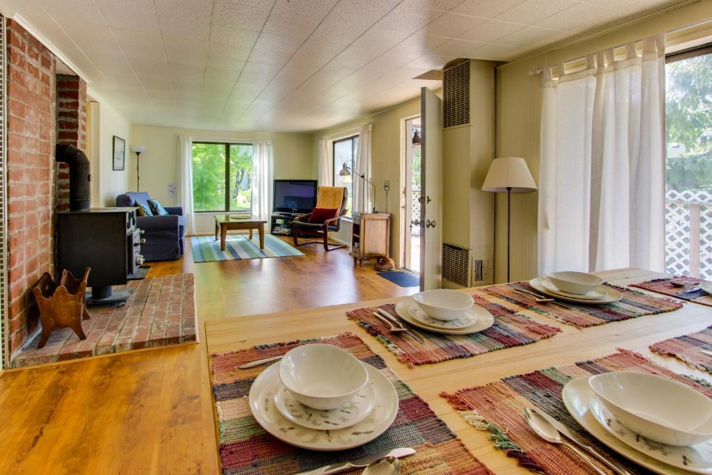 吉尔哈特Ridge Path Cottage的客厅配有带盘子的桌子